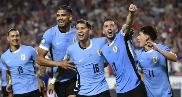 Mathias Olivera celebra el gol que le dio el triunfo a Uruguay