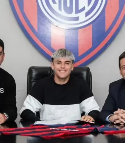 Mat�as Reali en la firma del contrato con San Lorenzo el mes pasado.