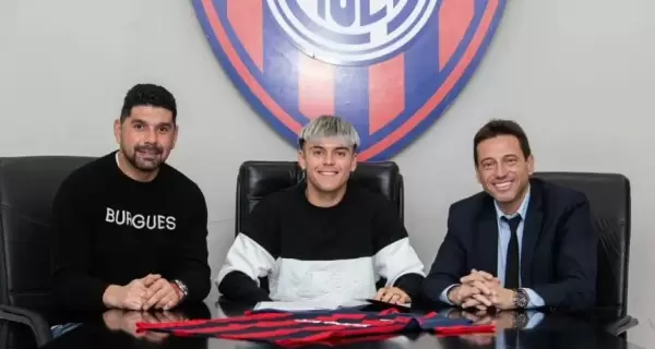 Matas Reali en la firma del contrato con San Lorenzo el mes pasado.