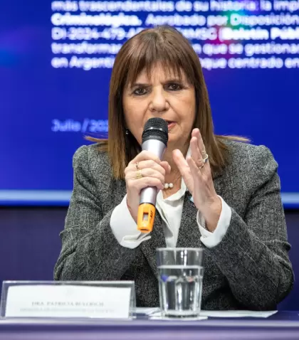 Patricia Bullrich junto al Subsecretario de Asuntos Penitenciarios, Julin Curi, en conferencia de prensa