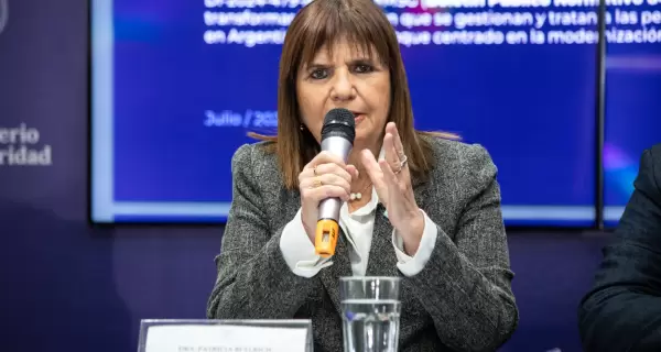 Patricia Bullrich junto al Subsecretario de Asuntos Penitenciarios, Julin Curi, en conferencia de prensa