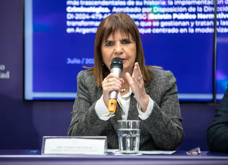 Patricia Bullrich junto al Subsecretario de Asuntos Penitenciarios, Julin Curi, en conferencia de prensa