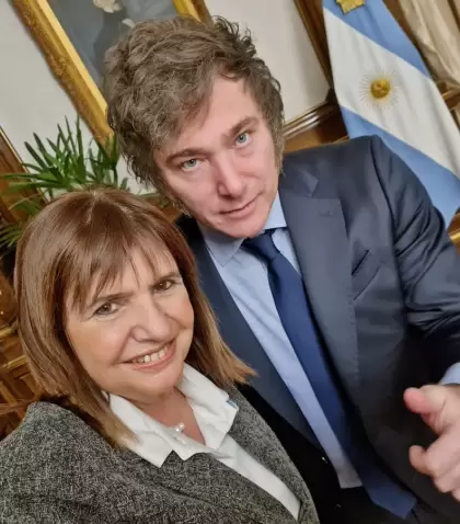 Bullrich y Milei en el despacho presidencial.