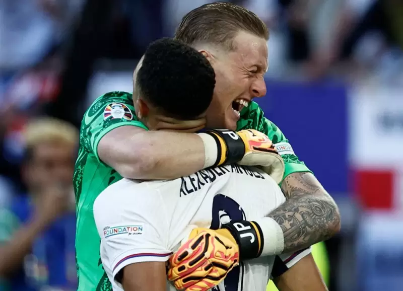 El festejo de Jordan Pickford y Trent Alexander-Arnold tras el triunfo de Inglaterra en los penales ante Suiza.