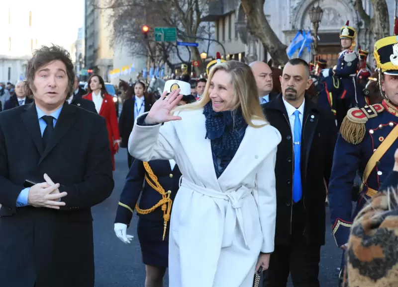 Javier Milei junto a su hermana, Karina, en la llegada a la Catedral Metropolitana por el tedeum del 9 de julio