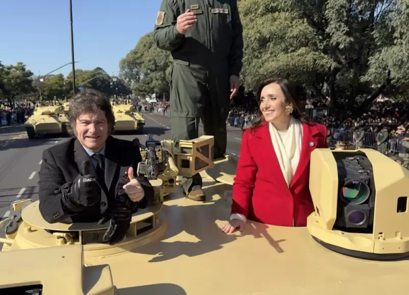 Javier Milei y Victoria Villarruel en un tanque de guerra durante el desfile por el 9 de julio.