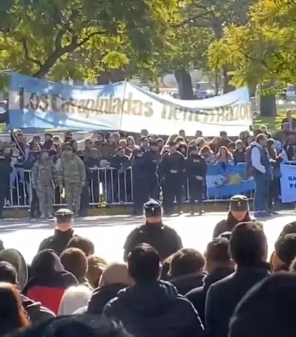 Sobre la bandera argentina se lee: "Los carapintadas tienen raz�n".
