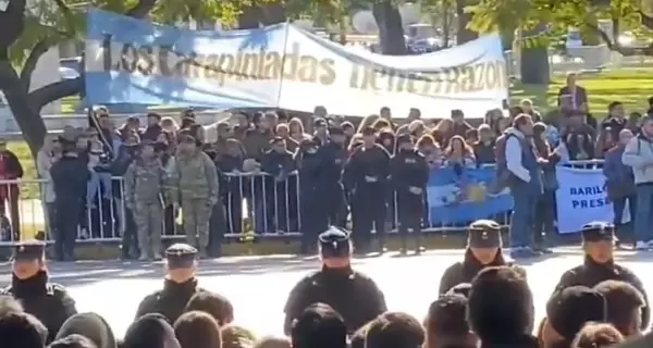 Sobre la bandera argentina se lee: "Los carapintadas tienen razn".