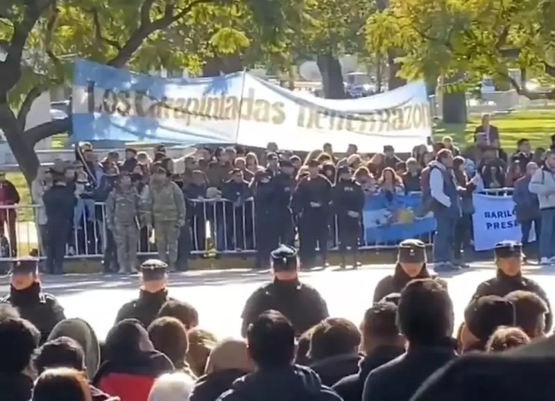 Sobre la bandera argentina se lee: "Los carapintadas tienen razn".