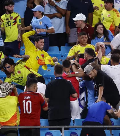 La pelea entre futbolistas de Uruguay e hinchas de Colombia en el final de las semis de la Copa Amrica.