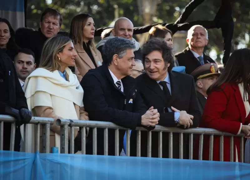 Jorge Macri y Javier Milei, durante el desfile del 9 de julio.