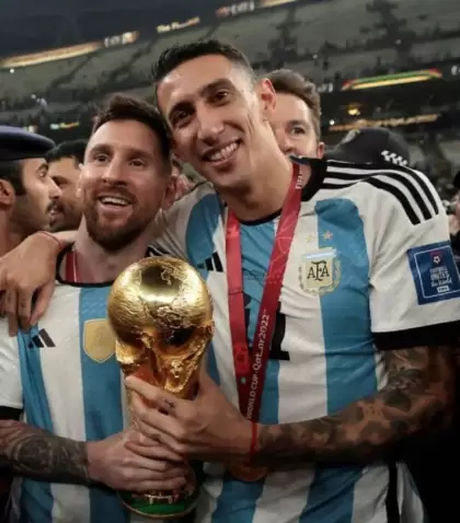 Lionel Messi y ngel Di Mara con la Copa del Mundo tras el triunfo ante Francia en el Mundial de Qatar 2022