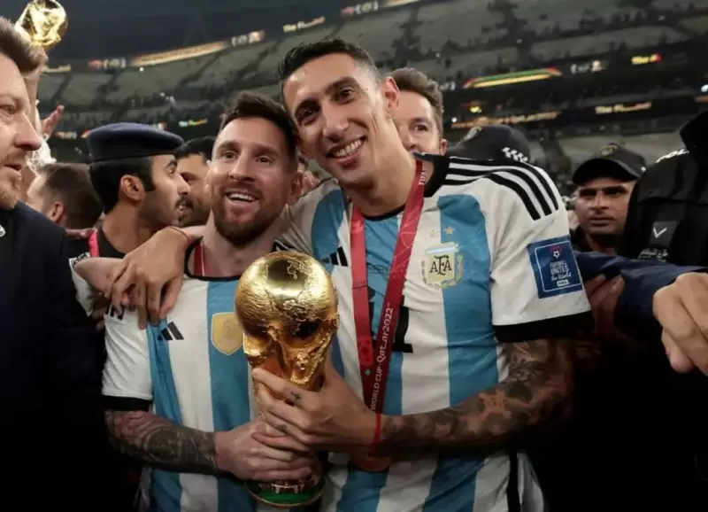 Lionel Messi y ngel Di Mara con la Copa del Mundo tras el triunfo ante Francia en el Mundial de Qatar 2022