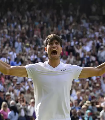 El joven espaol de 21 aos convirti en el sexto jugador en ganar ttulos consecutivos de Roland-Garros y Wimbledon.