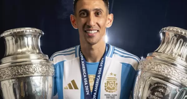 Di Mara junto a las dos Copa Amrica ganadas por la Seleccin Argentina en 2021 y 2024