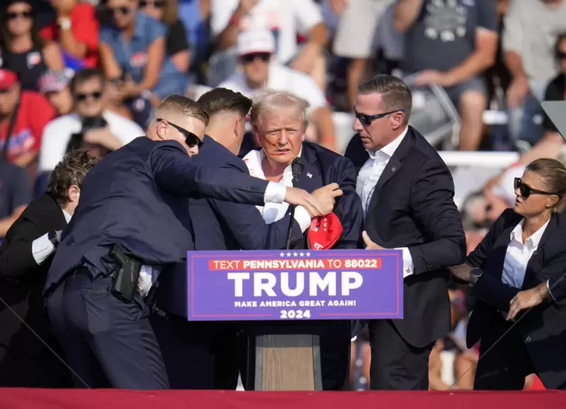 Donald Trump segundos despus del atentado fallido contra su persona.