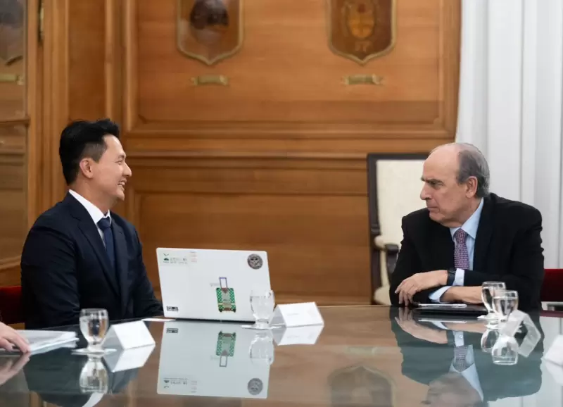 El jefe de Gabinete, Guillermo Francos, junto al CEO de la empresa surcoreana Sesu AI, Jazzson Park.