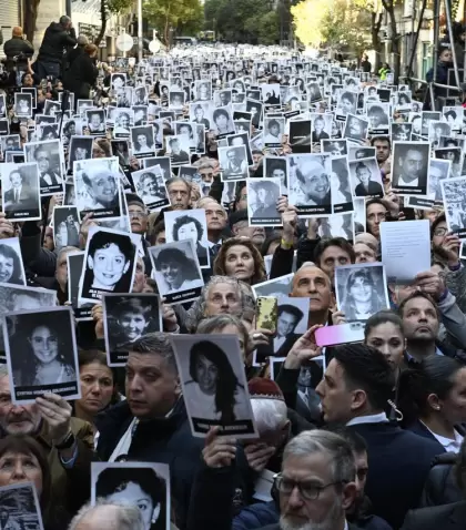 Manifestantes durante el acto de la AMIA.