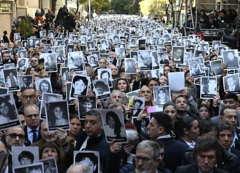 Manifestantes durante el acto de la AMIA.