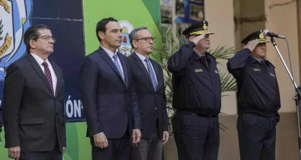 El gobernador Gustavo Vald�s junto a Miguel �ngel Leguizam�n y Walter Aceval, la nueva c�pula de la Polic�a de Corrientes