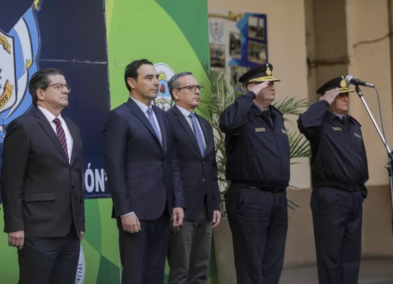 El gobernador Gustavo Valds junto a Miguel ngel Leguizamn y Walter Aceval, la nueva cpula de la Polica de Corrientes