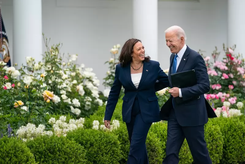 La vicepresidenta Kamala Harris junto al presidente Joe Biden