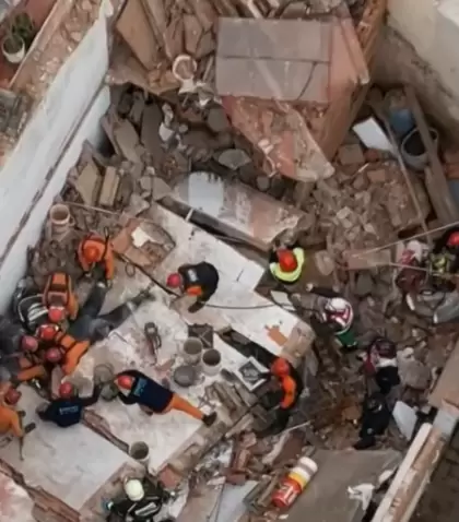 El operativo de Bomberos de la Ciudad y el SAME para rescatar al obrero atrapado entre los escombros