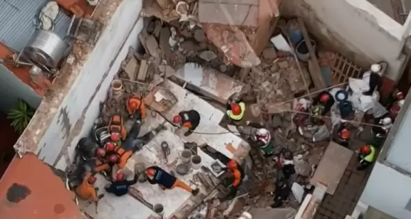 El operativo de Bomberos de la Ciudad y el SAME para rescatar al obrero atrapado entre los escombros