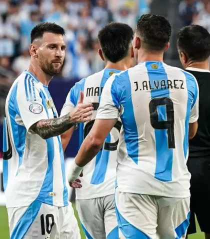 El saludo de Lionel Messi a Julin lvarez, hoy integrante del sub-23 en Pars, durante la Copa Amrica