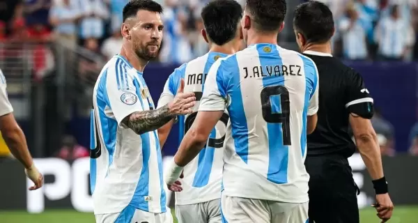 El saludo de Lionel Messi a Julin lvarez, hoy integrante del sub-23 en Pars, durante la Copa Amrica