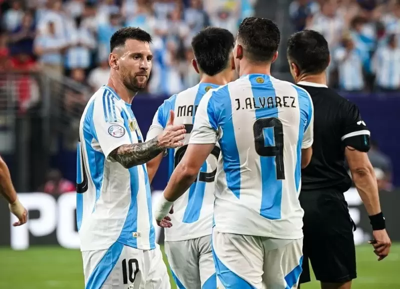 El saludo de Lionel Messi a Julin lvarez, hoy integrante del sub-23 en Pars, durante la Copa Amrica