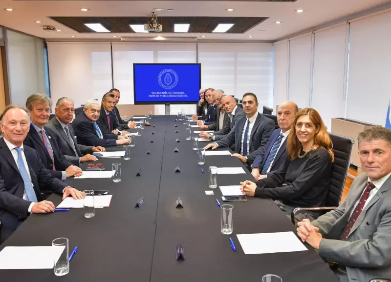 El secretario de Trabajo, Empleo y Seguridad Social, Julio Cordero, junto a los empresarios del "Grupo de los 6".