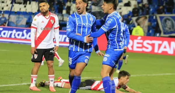 El festejo de Vicente Poggi tras su doblete ante River por la Liga Profesional