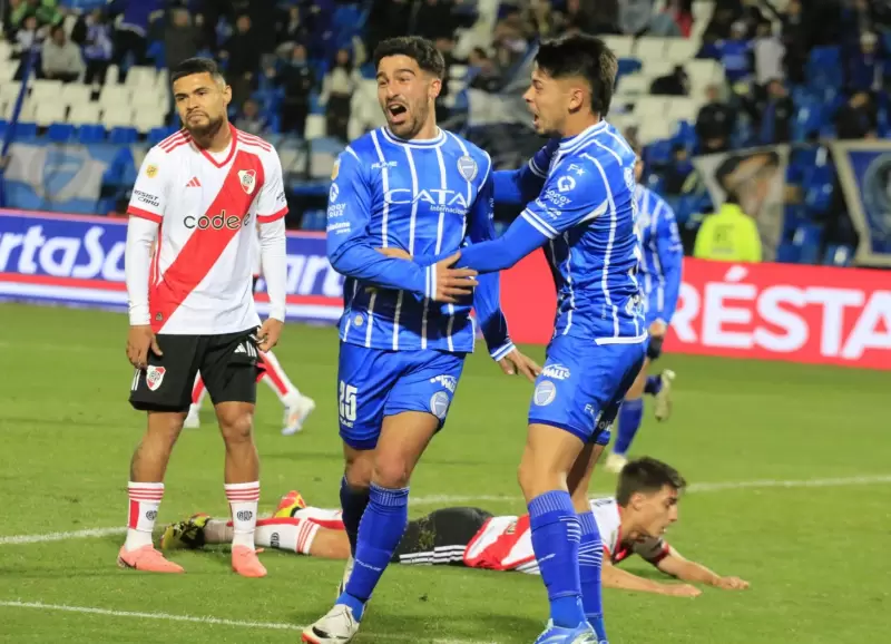 El festejo de Vicente Poggi tras su doblete ante River por la Liga Profesional