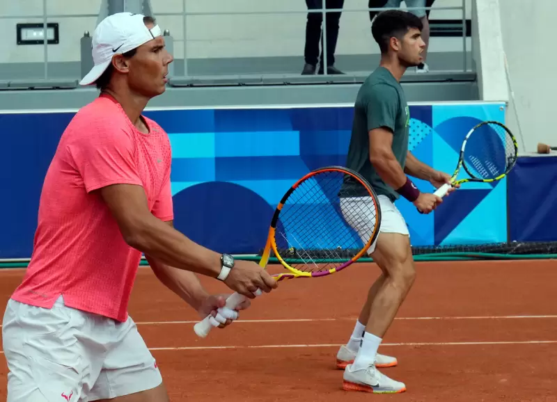 Rafael Nadal y Carlos Alcaraz durante un entrenamiento de Espaa.