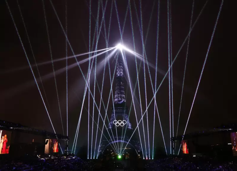 La Torre Eiffel iluminada con los anillos olmpicos