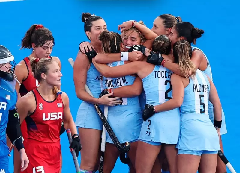 El festejo de Las Leonas tras el triunfo 4-1 ante Estados Unidos por la primera fecha del Grupo B de los Juegos Olmpicos 2024