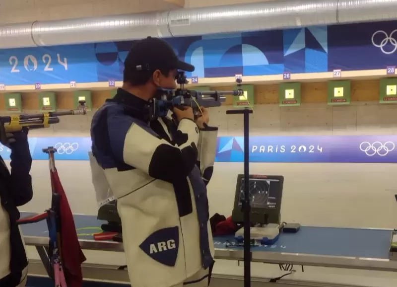 Julin Gutirrez en la final de la especialidad 10 metros de rifle de aire comprimido masculino