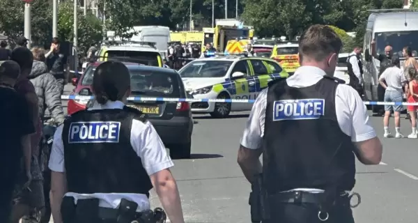 El Servicio de Ambulancia de North West dijo que trat� a 8 pacientes con heridas de arma blanca que fueron trasladados a 3 hospitales diferentes