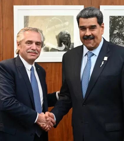 Alberto Fernndez junto a Nicols Maduro en la cumbre de Unasur que se llev a cabo en mayo del ao pasado en Brasil