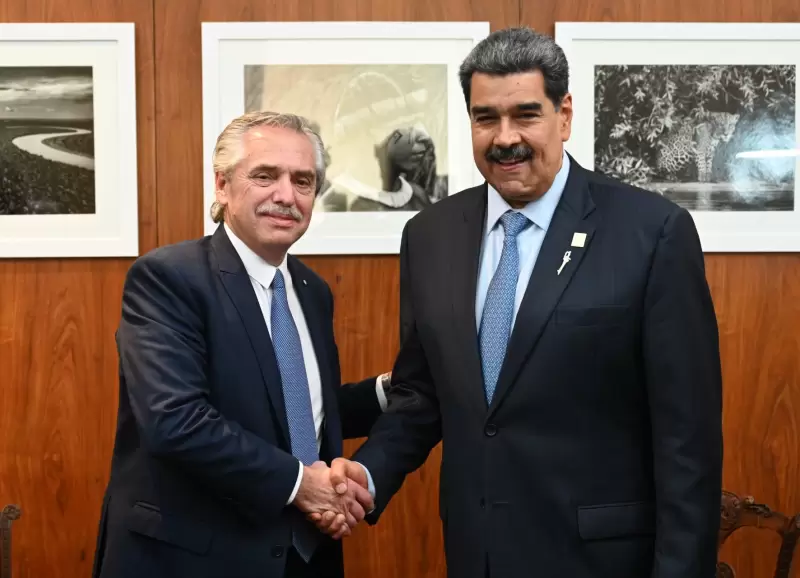 Alberto Fernndez junto a Nicols Maduro en la cumbre de Unasur que se llev a cabo en mayo del ao pasado en Brasil