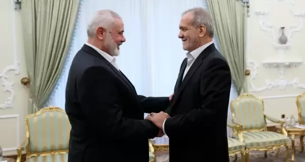 Ismail Haniyeh (a la izquierda) lleg a Irn para asistir a la ceremonia de asuncin del presidente Masoud Pezeshkian (a la derecha)