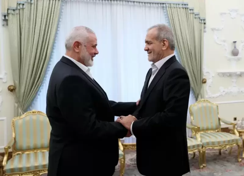 Ismail Haniyeh (a la izquierda) lleg a Irn para asistir a la ceremonia de asuncin del presidente Masoud Pezeshkian (a la derecha)