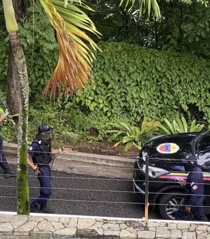 El m�vil de la CPNB en las afueras de la embajada argentina.