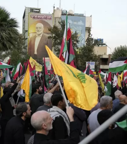 Manifestantes iran�es ondean banderas iran�es, palestinos y de Hezbollah en una manifestaci�n para condenar el asesinato del l�der de Ham�s