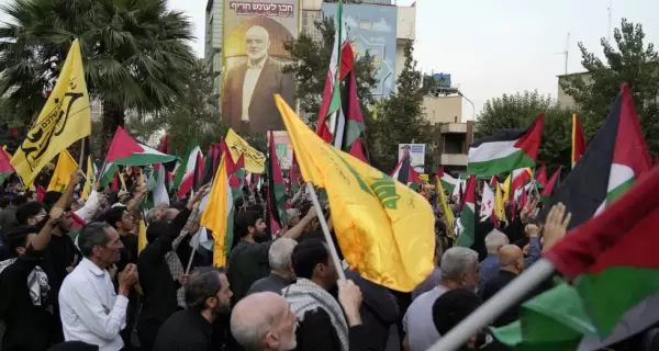 Manifestantes iran�es ondean banderas iran�es, palestinos y de Hezbollah en una manifestaci�n para condenar el asesinato del l�der de Ham�s