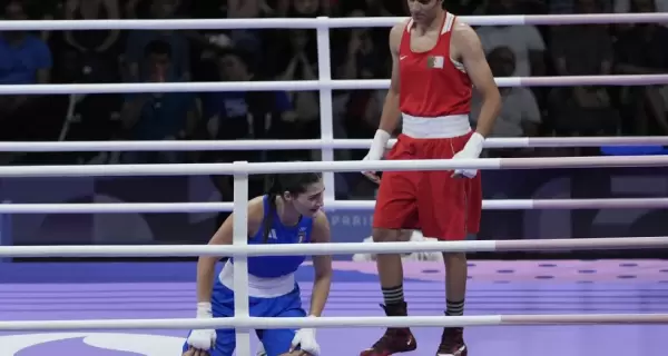 Khelif y Carini en su enfrentamiento en la categora de boxeo femenino de los Juegos Olmpicos de Pars 2024