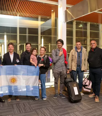 El personal de la Embajada Argentina en Venezuela junto a sus familiares en su regreso a Buenos Aires