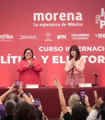 Cristina Fern�ndez de Kirchner junto a la senadora mexicana Citlalli Hern�ndez