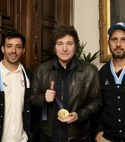 "El Maligno" Torres Gil y el presidente Javier Milei, con la medalla de oro.